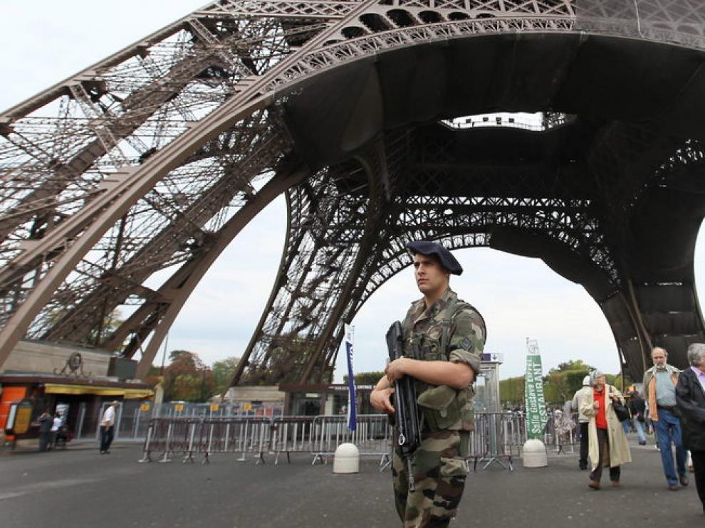 Militares vigilan las inmediaciones de la torre Eiffel
