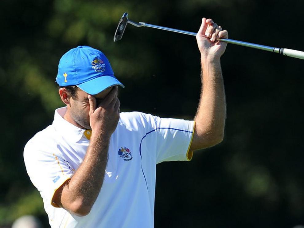 El jugador europeo Edoardo Molinari celebra la victoria