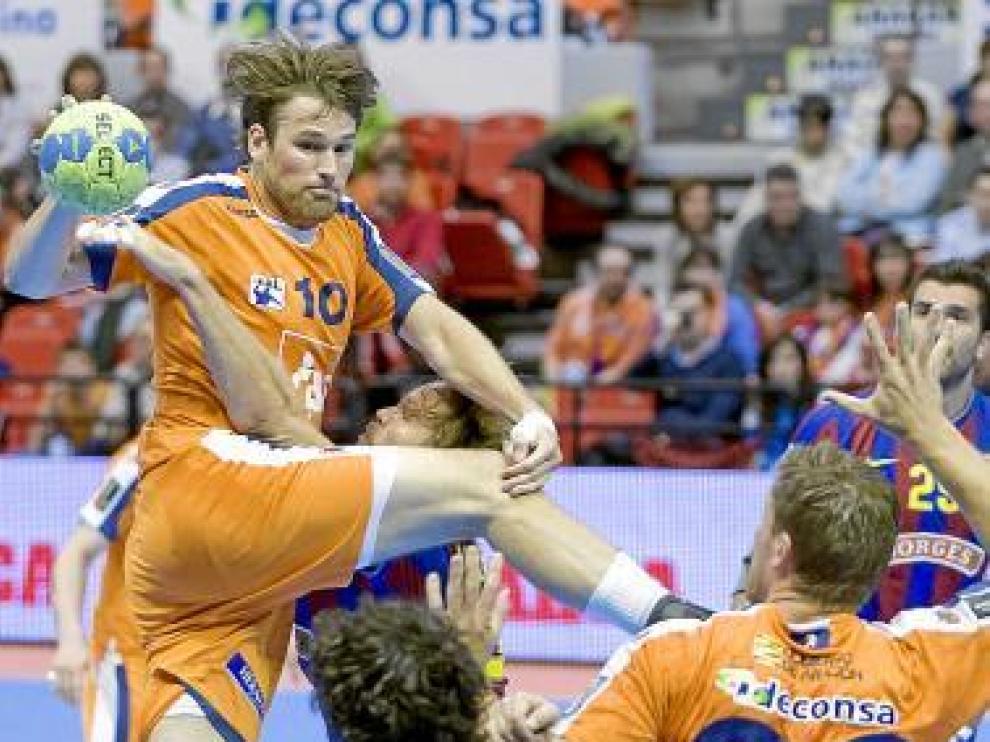 Larsson es frenado por jugador del Barcelona.
