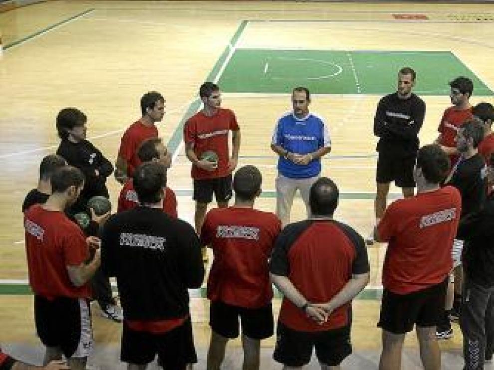 Nolasco, en el centro, habla a sus jugadores antes del entreno.