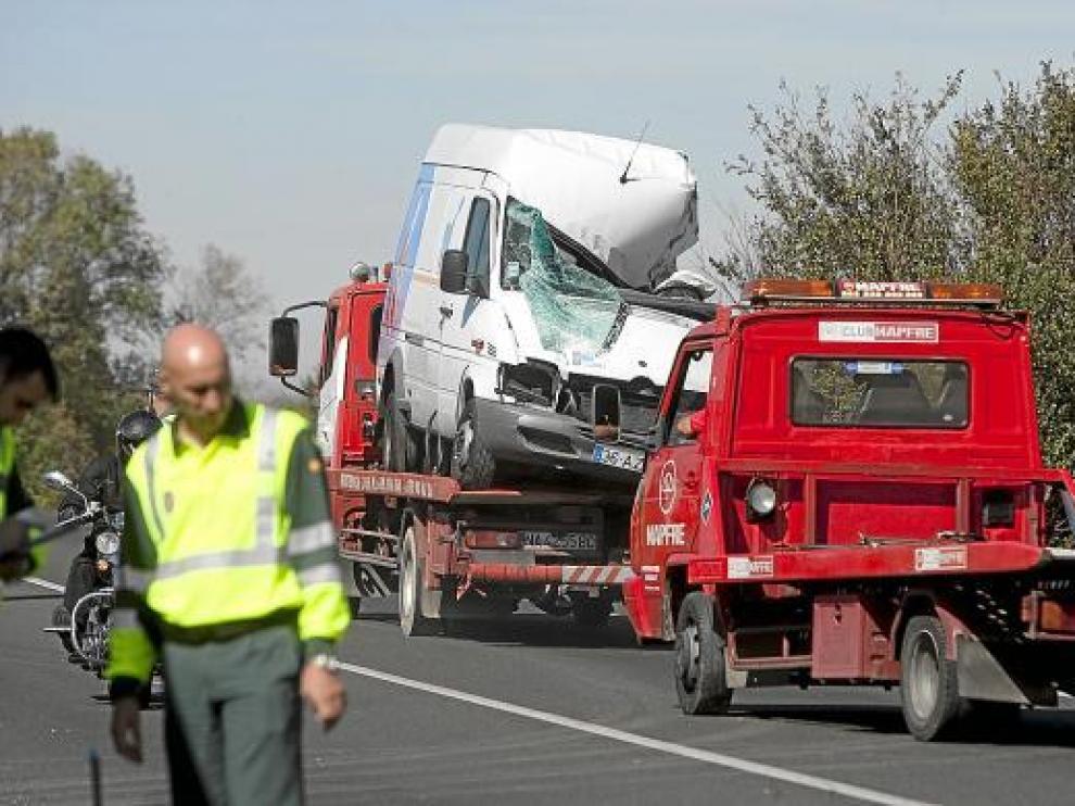 N-232. este es el estado en el que quedó la furgoneta en la que hubo un fallecido.