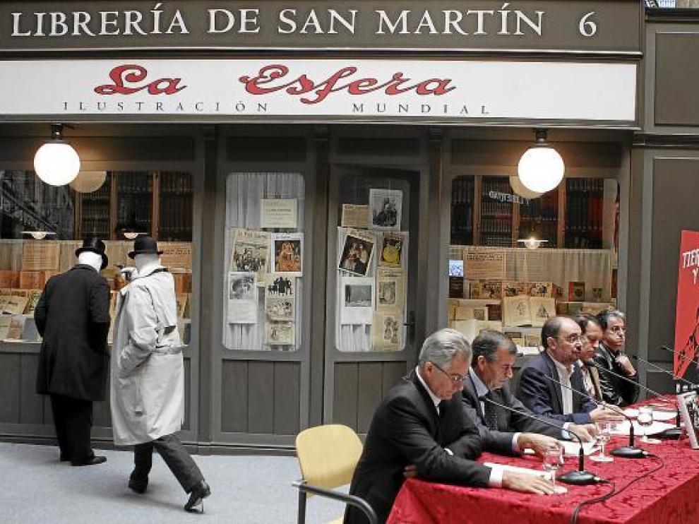 Los responsables de la muestra junto a la recreación del asesinato de Canalejas en 1912.