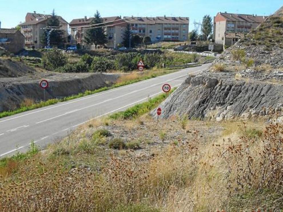 Imagen de la carretera que une Escucha y Castel de Cabras, en la zona de la antigua escombrera.