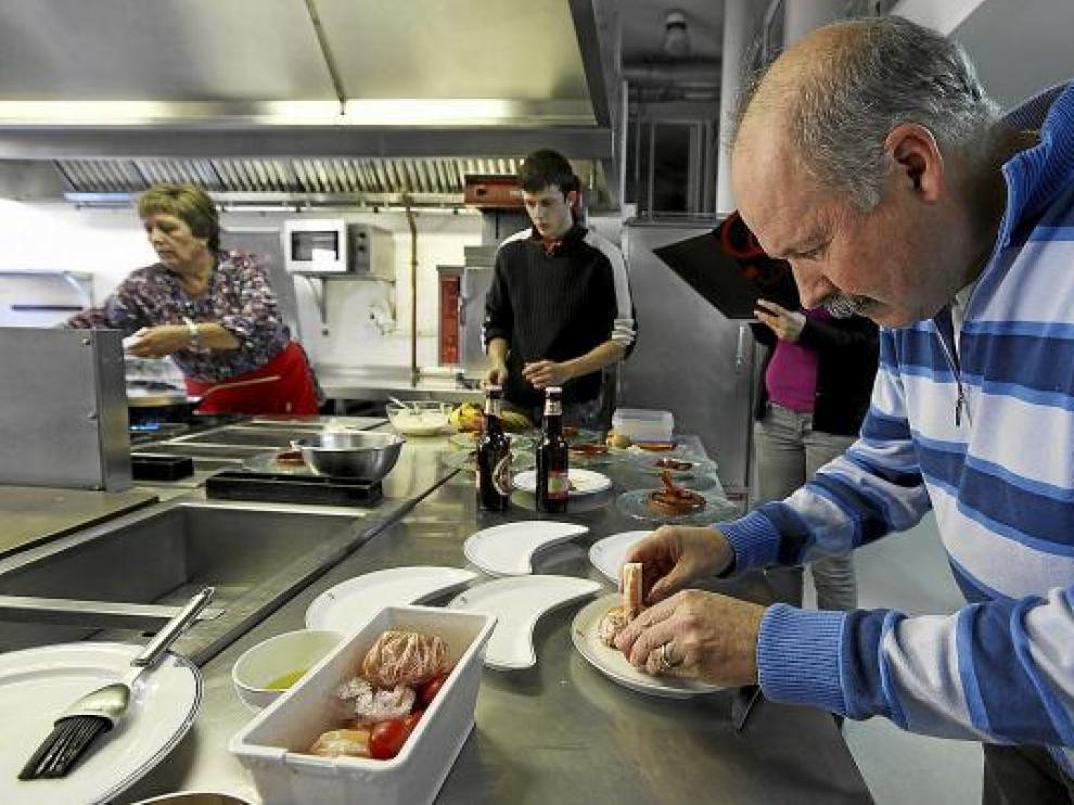 Los cocineros del Parador de Teruel -en primer término- y de La Realda, en Gea, en plena tarea.