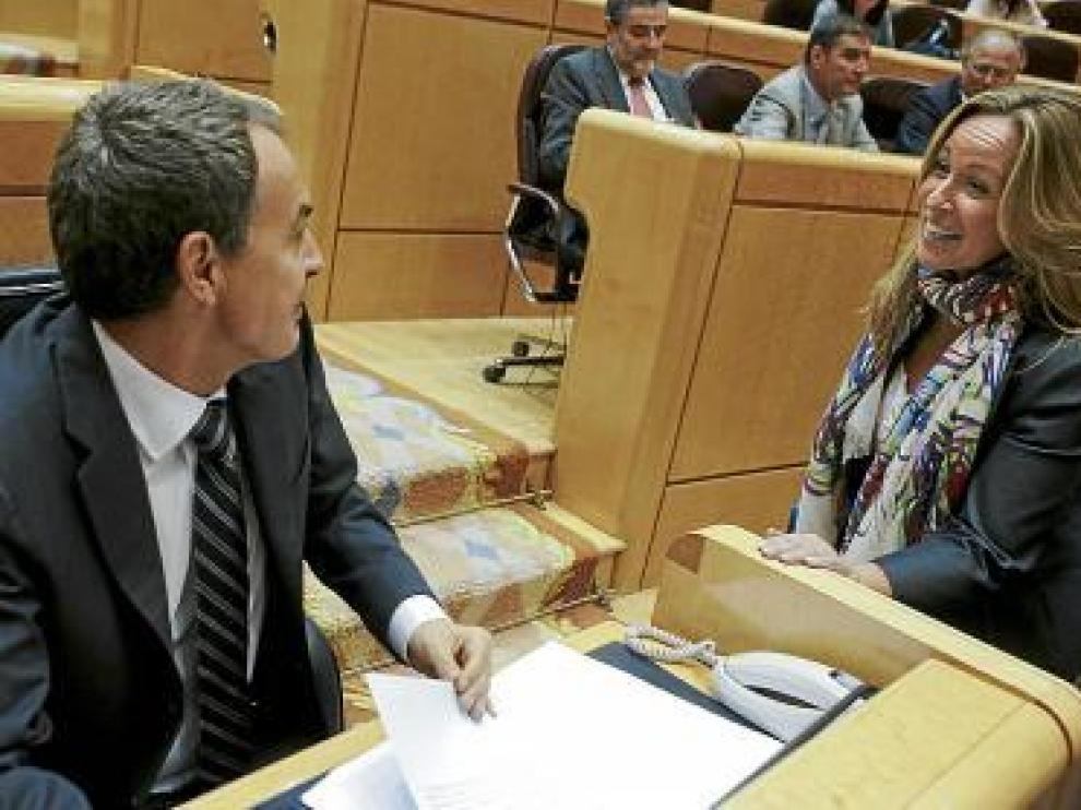Zapatero charla con Jiménez, ayer en la sesión de control.