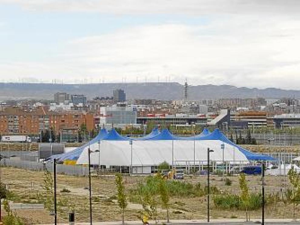 La carpa de los grandes conciertos, con 4.923 metros cuadrados, ya está montada en el parquin norte de la Expo.