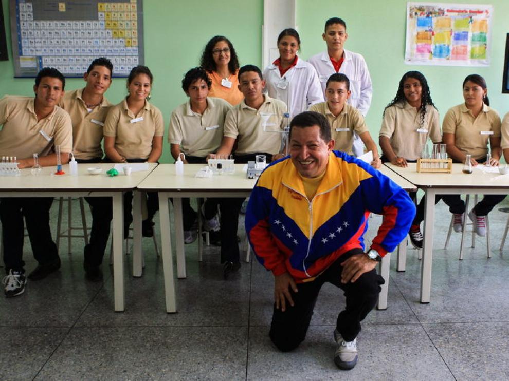 El presidente de Venezuela, Hugo Chávez, visitó a los alumnos de una escuela