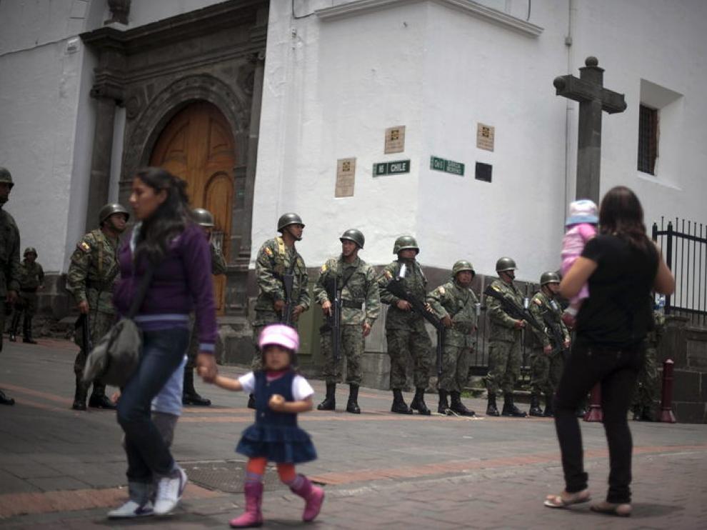 Los militares montan guardia en la plaza Independencia de Quito