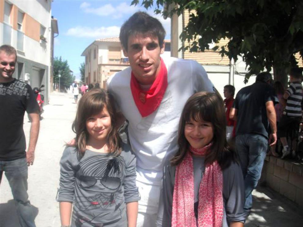 Leyre y Elena posaron en Ayegui con Javi Martínez