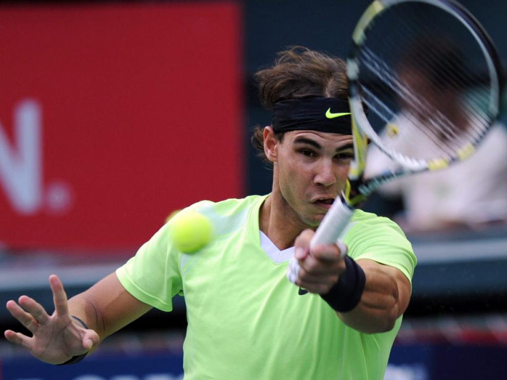Rafa Nadal golpea a la bola