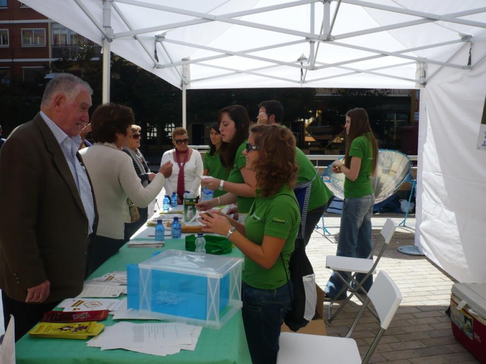 Los vecinos de Ejea acuden al punto verde