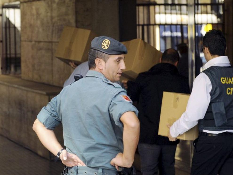 Momento en el que la Guardia Civil realiza los registros