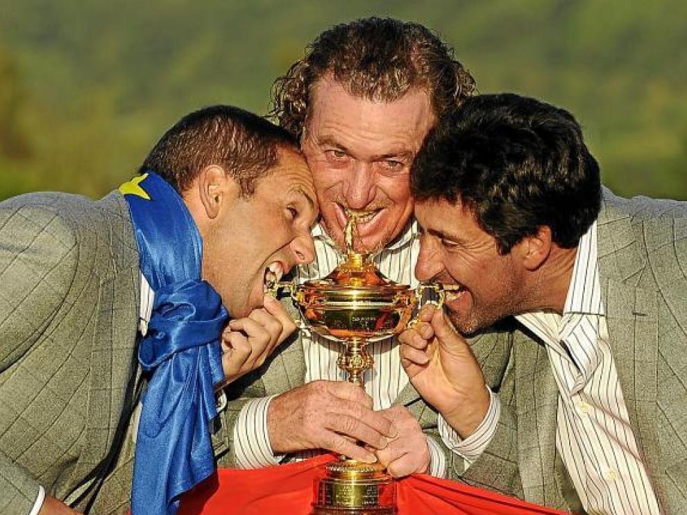 Sergio García, Miguel Ángel Jiménez y José María Olazábal posan con la copa, el pasado lunes.