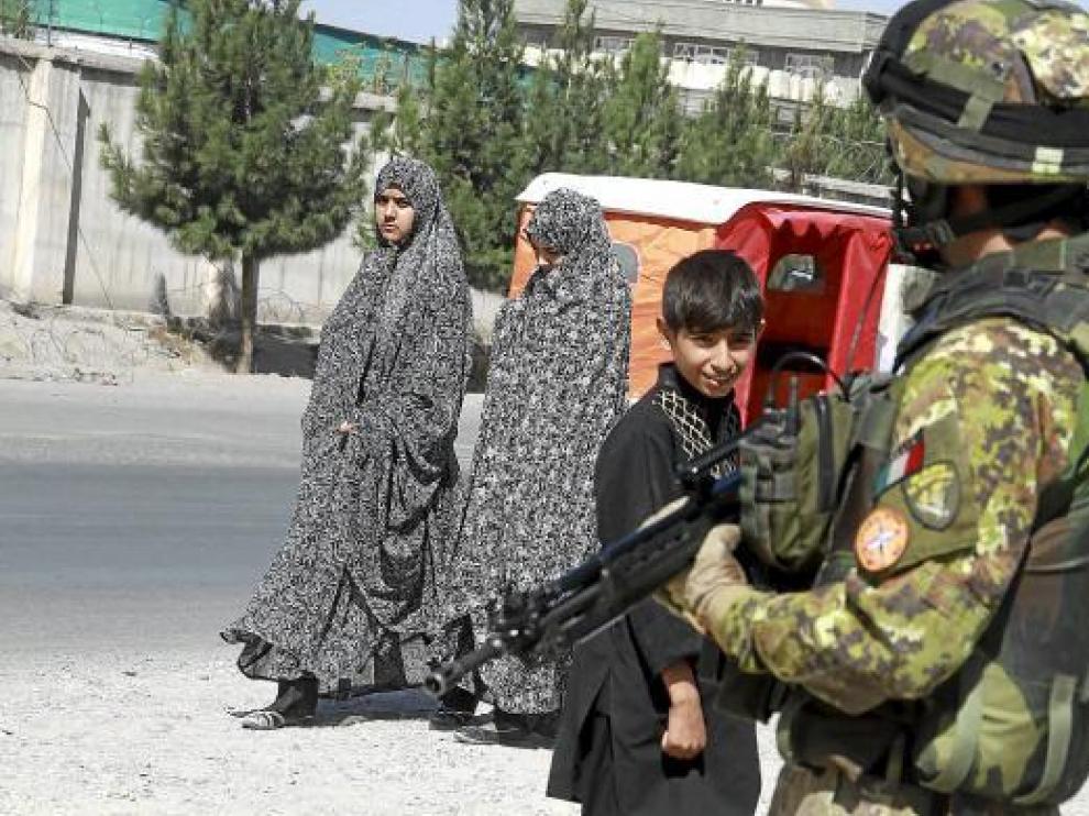 Un soldado italiano de la ISAF, bajo el mando de la OTAN, ayer en la localidad afgana de Herat.