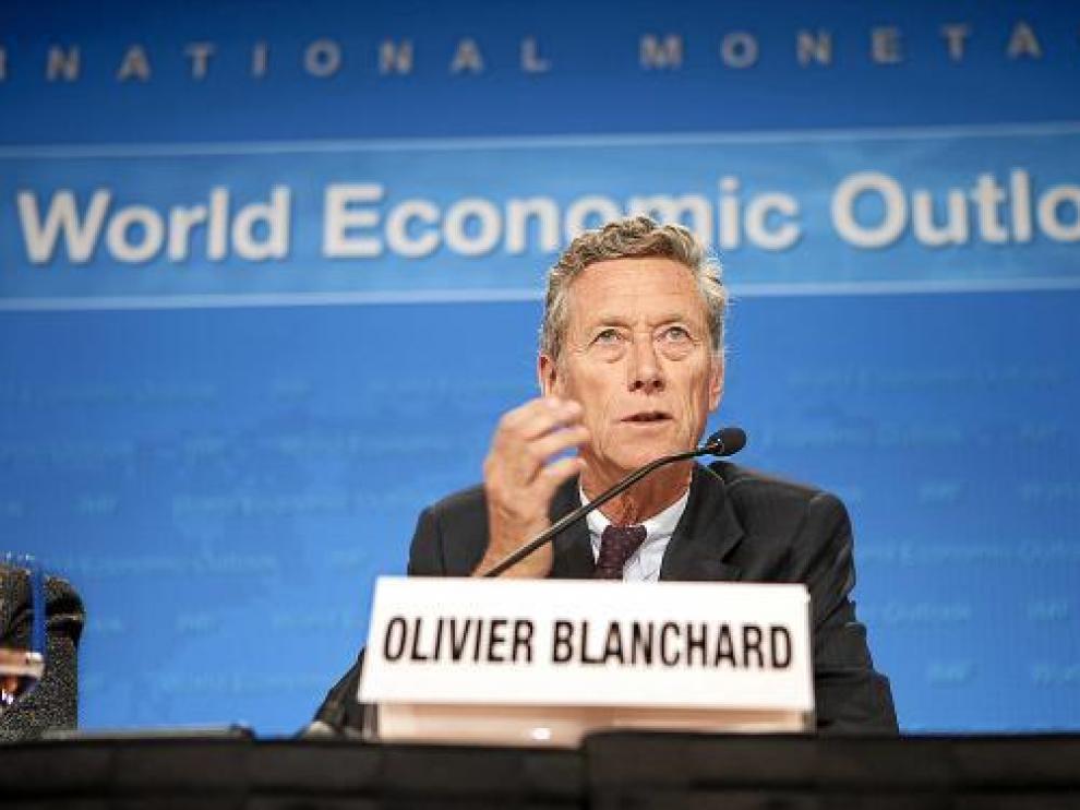 Olivier Blanchard, economista jefe del FMI, en la presentación del informe, ayer en Washington.
