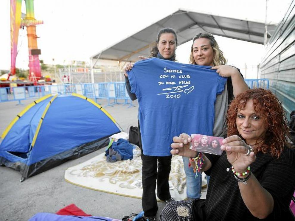 Marta, Bárbara y Amparo, tres de las seguidoras que anoche hicieron guardia en el recinto ferial.