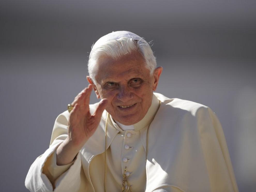Benedicto XVI en la plaza de San Pedro del Vaticano