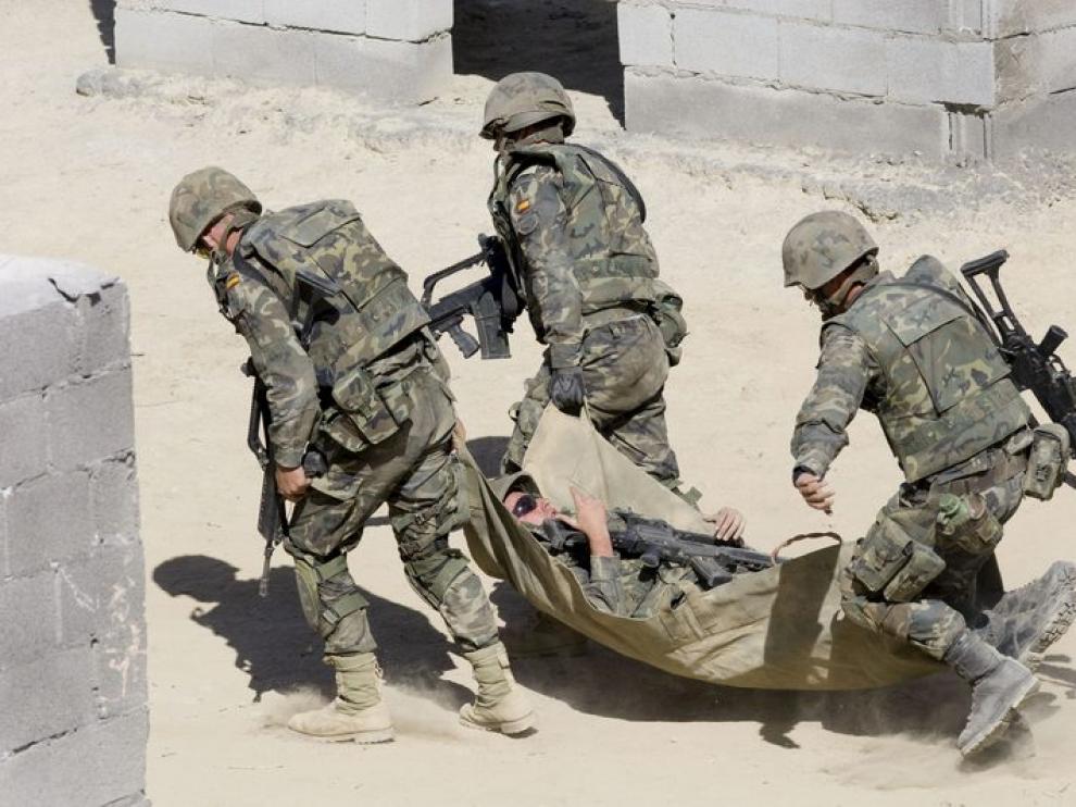 Unos soldados trasladan a un supuesto herido durante los ejercicios de adiestramiento