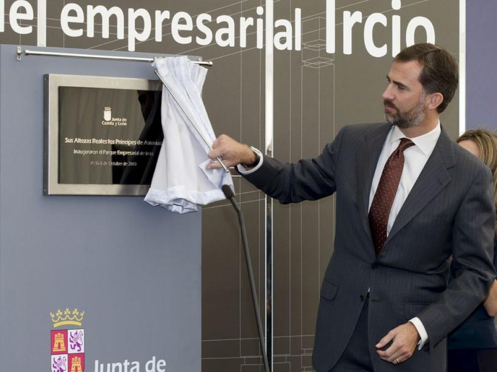 El Príncipe descubre una placa.