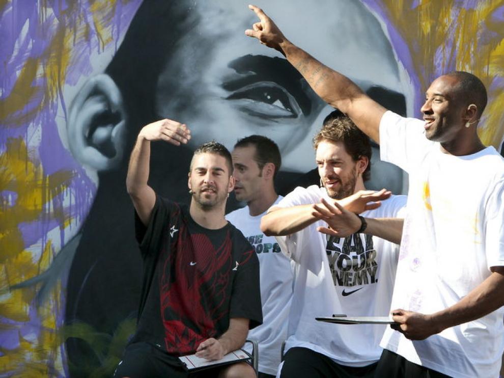 Gasol y Navarro junto a Bryant en el Raval.