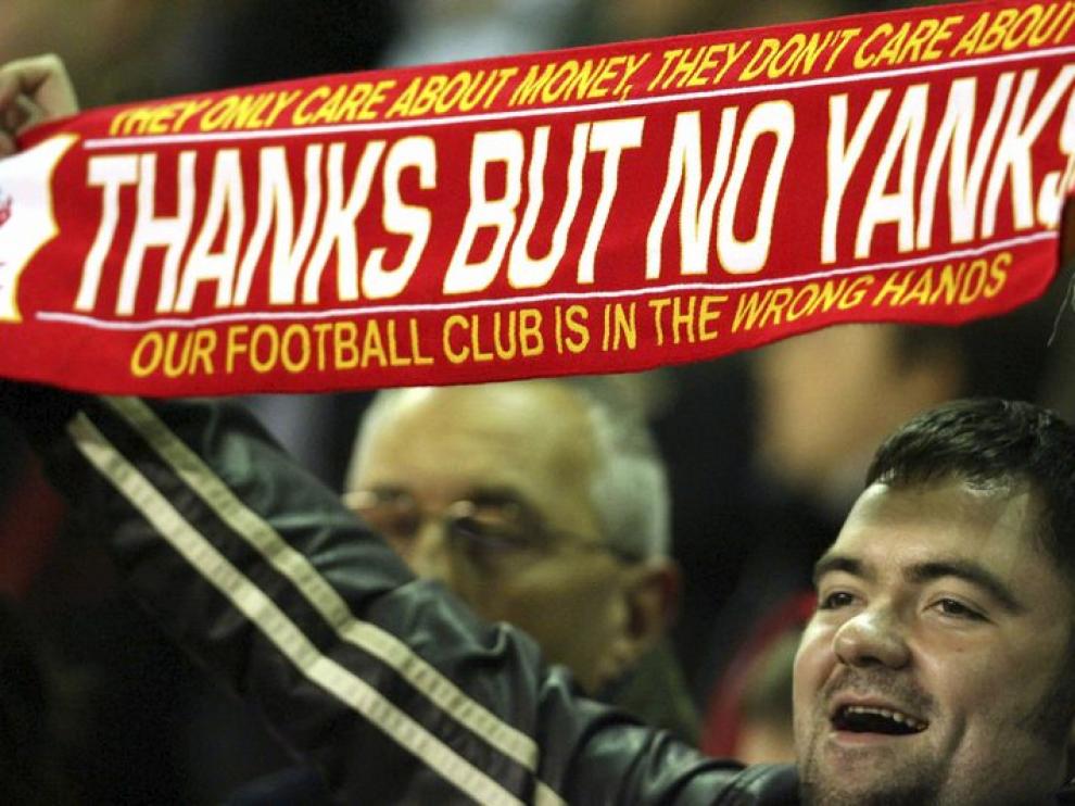 Un aficionado del Liverpool protesta por la presencia de estadounidenses en la directiva con el lema 'Gracias, pero yankis no'
