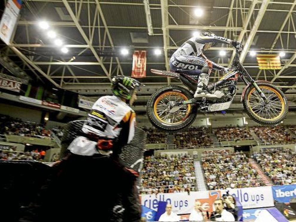 Espectacular salto durante la competición del trial indoor del año pasado en el pabellón Príncipe Felipe.