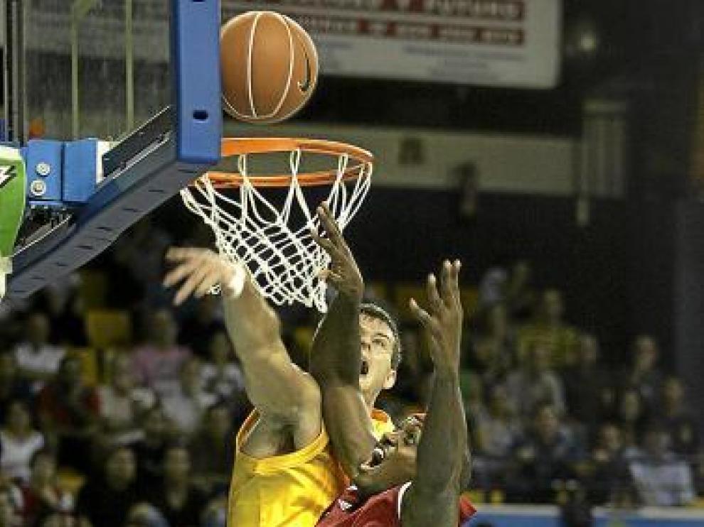 Darren Phillip pelea bajo el aro en el duelo de hace dos años.