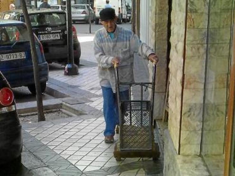 Las plazas en batería reducen el espacio propio de la acera.