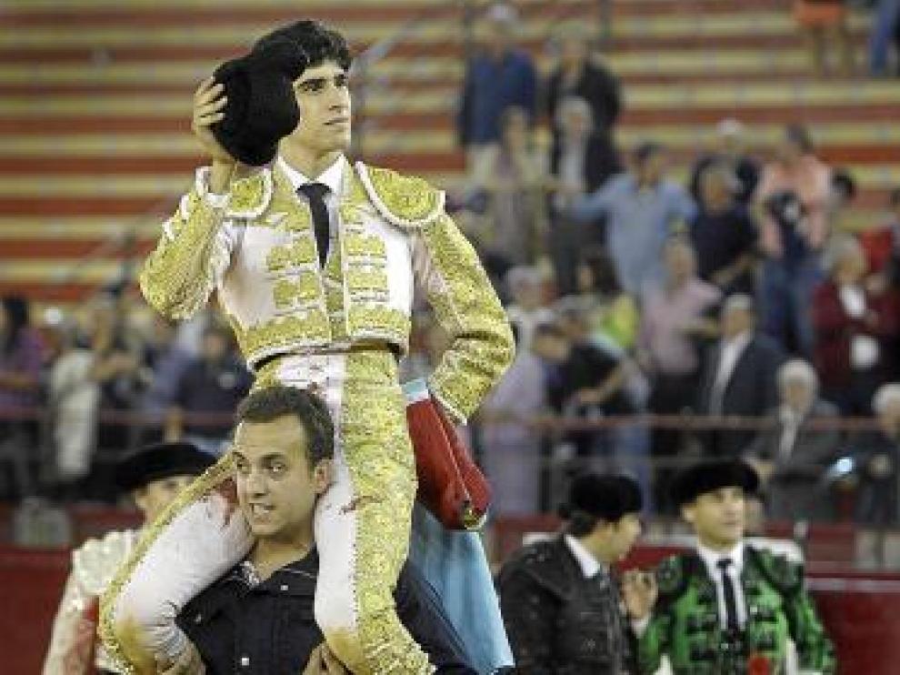 Alberto López Simón, repleto de torería, salió a hombros.