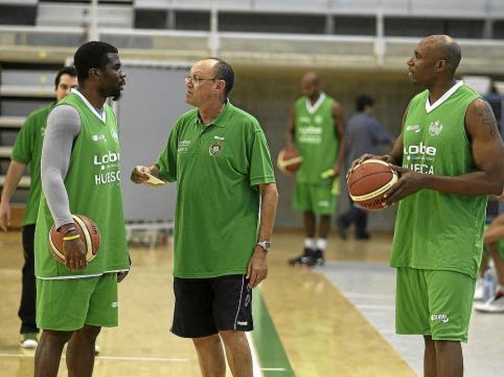 Smith, a la derecha, saludó a sus compañeros y se reencontró con Johnson.