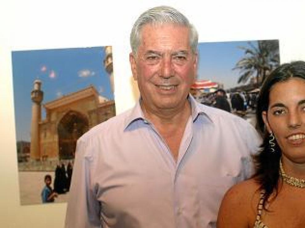 Vargas Llosa, junto a su hija Morgana, en 2004.