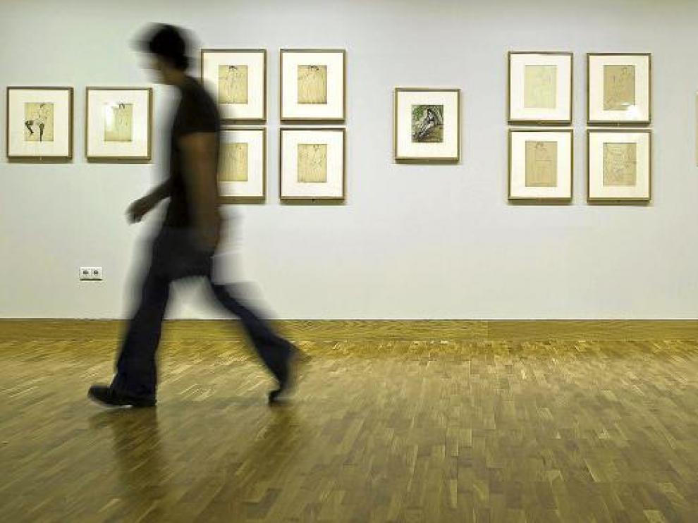 Un visitante pasea por la sala del Pablo Gargallo donde se exponen los dibujos de Ismael Smith.