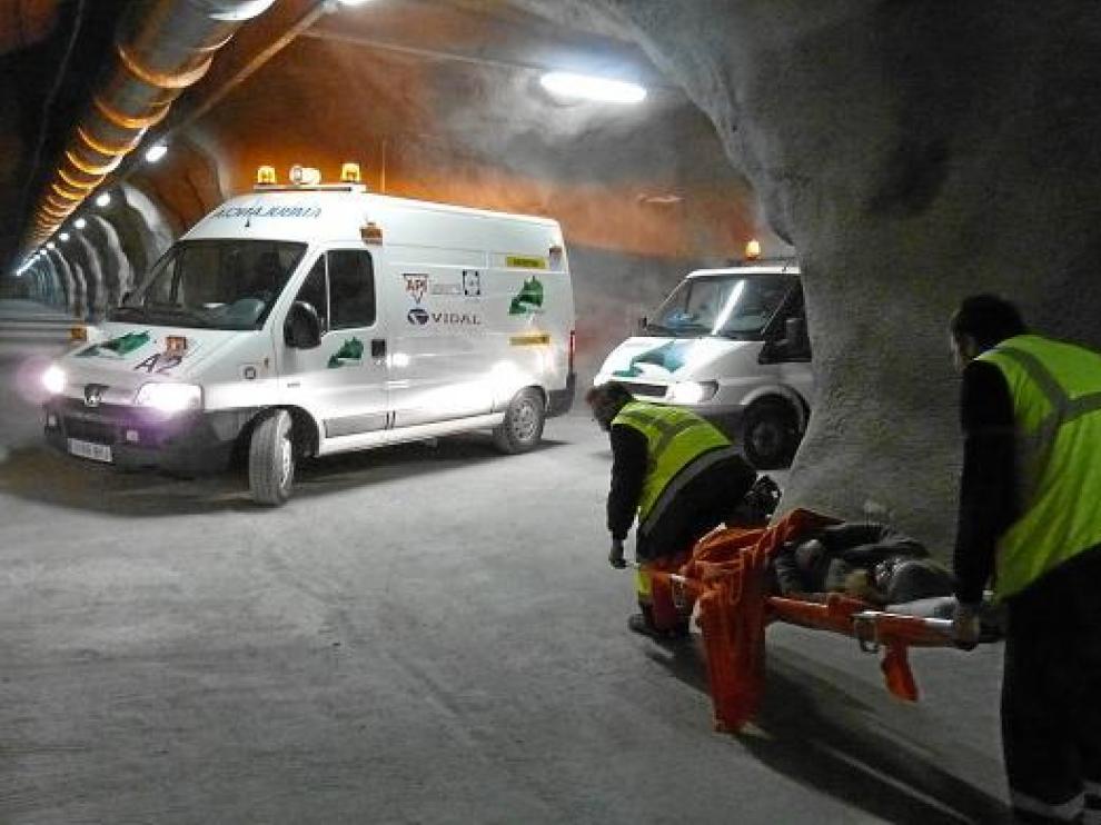 El ejercicio movilizó a más de cien profesionales de servicios de emergencia de España y Francia.