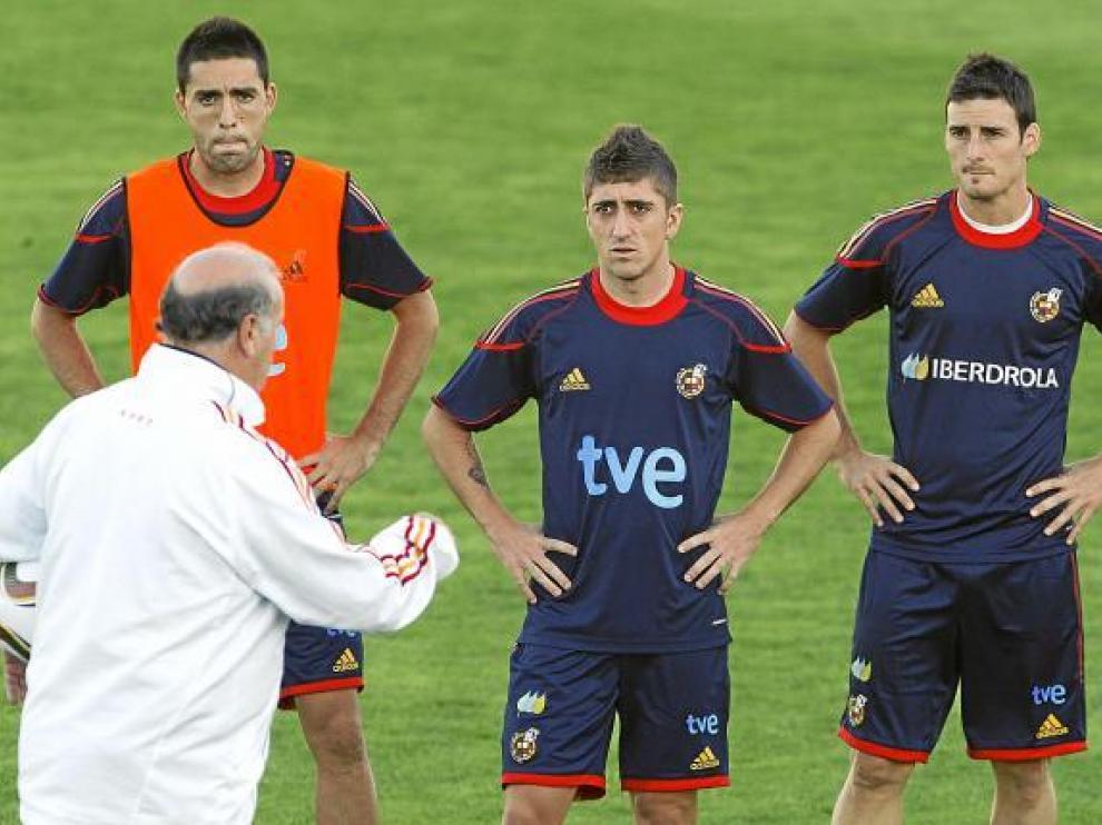 Del Bosque habla con Bruno, Pablo Hernández y Aduriz durante un entrenamiento de la selección.