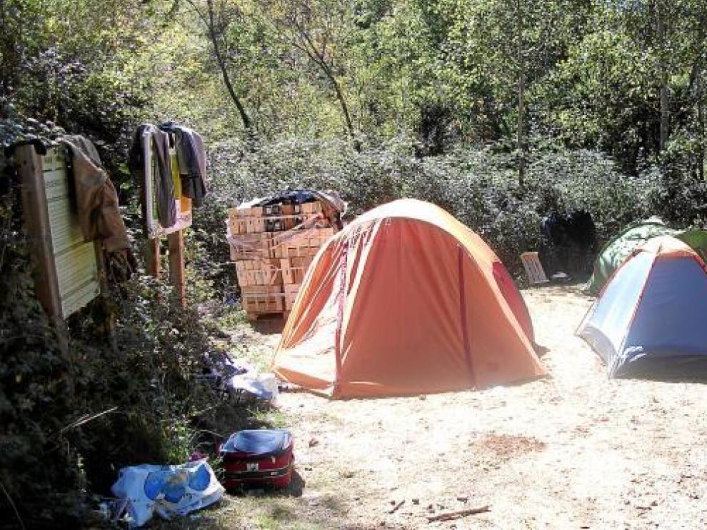 El campamento ilegal, que estaba formado por 25 personas en ocho tiendas, se localizó en Colungo.