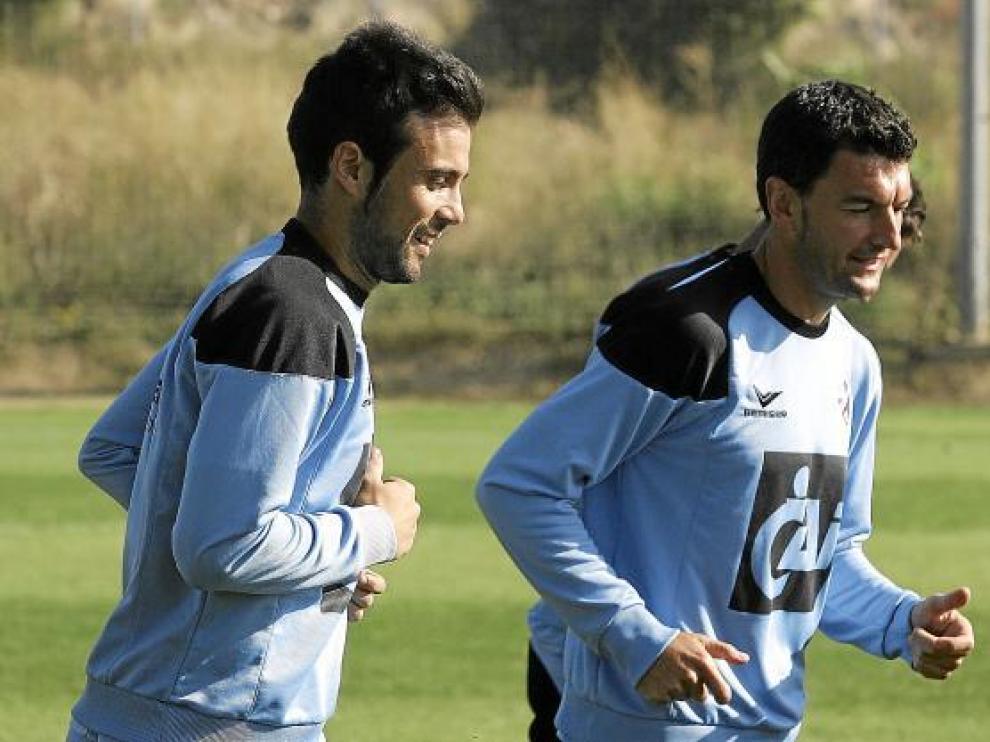 Francisco Molinero, a la izquierda, corre junto a Corona durante el entrenamiento de ayer.