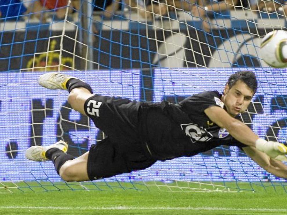 Andrés Hernández detiene uno de los penaltis de la tanda en la que se decidió el encuentro previo ante el Teruel.