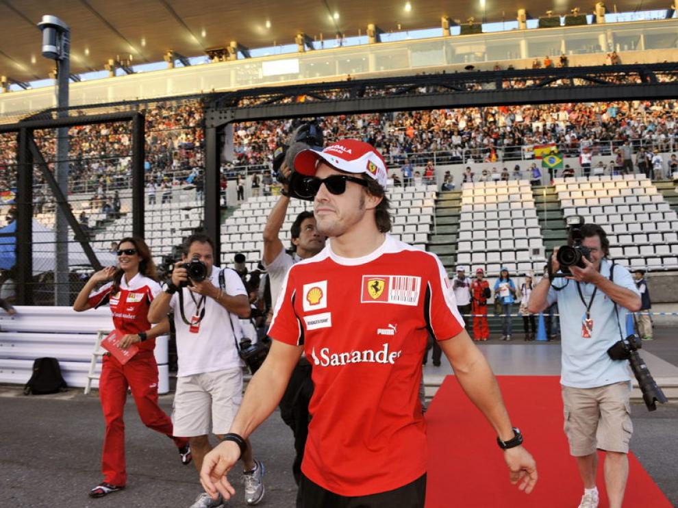 Alonso llega al circuito.