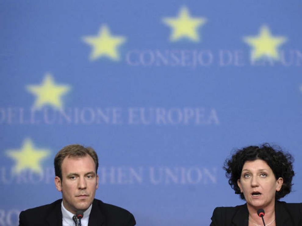 La ministra belga de Interior, Annemie Turtelboom, (d), y el secretario belga de Inmigración, Melchior Wathelet, en la reunión de ministros del Inteior de la UE.