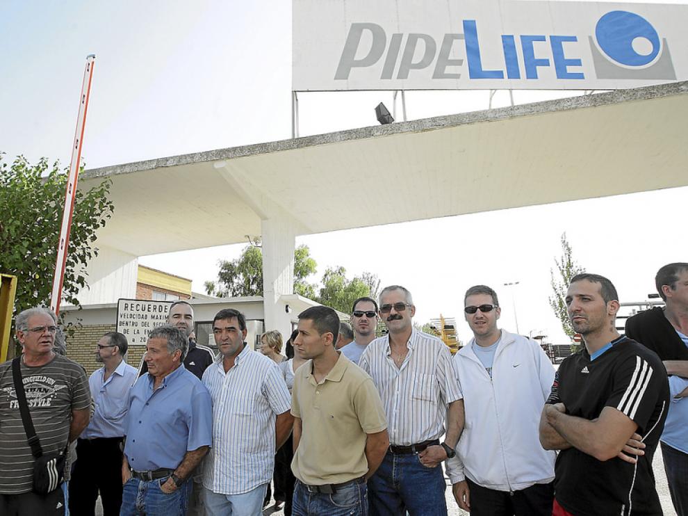 Concentración a las puertas de Pipelife Hispania, en Malpica, de algunos de sus trabajadores, ayer.