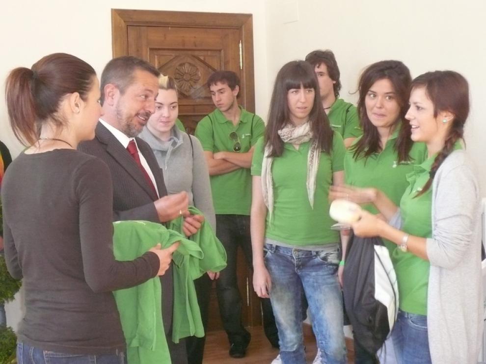 Los voluntarios comparten sus experiencias con el alcalde de Sabiñánigo, Jesús Lasierra, y la concejala de Medio Ambiente, Elena Margelí.
