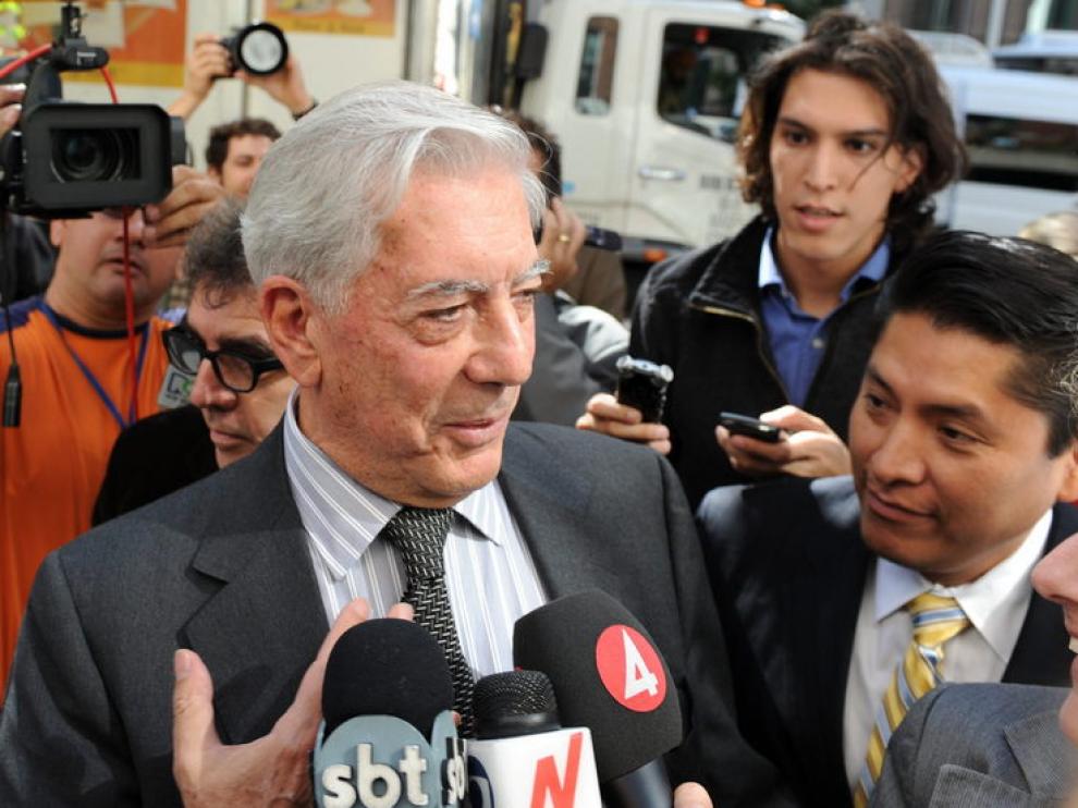 Mario Vargas Llosa antes de la rueda de prensa en el Instituto Cervantes de Nueva York.