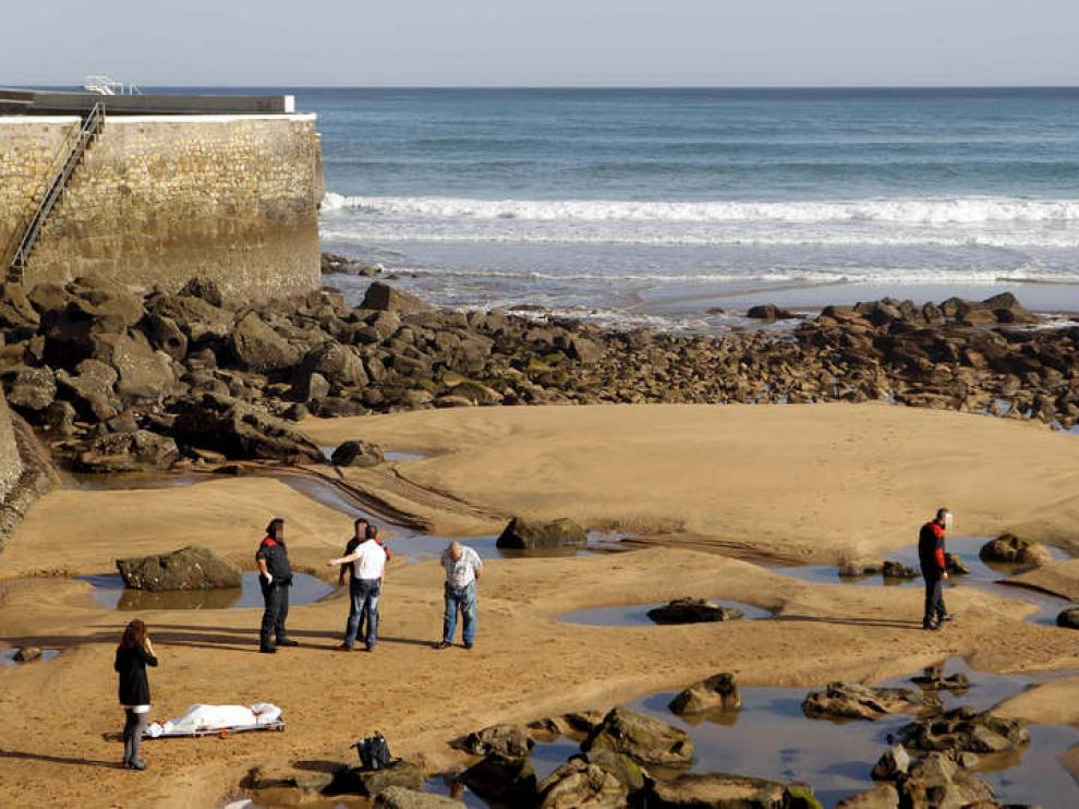 Momento en el que los servicios de emergencia encontraban a la niña en la costa de Zarautz
