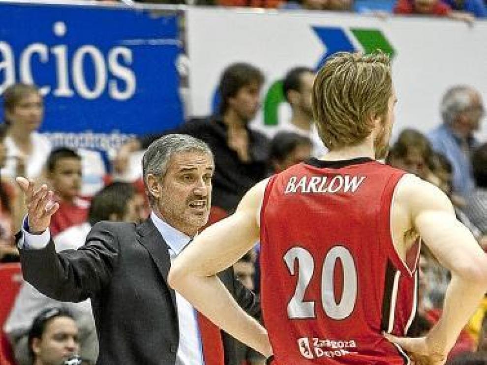 Abós da instrucciones a Barlow durante el debut liguero.