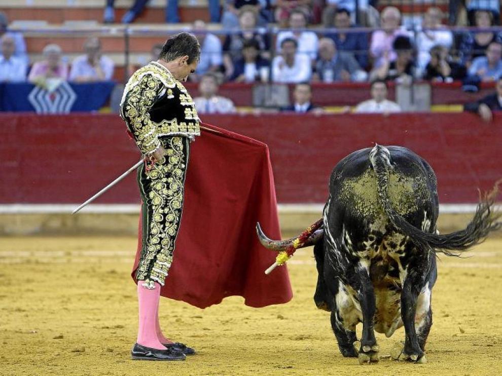 Manolo Sánchez contempla, impotente, cómo el cuarto de la tarde se arrodilla ante su muleta.