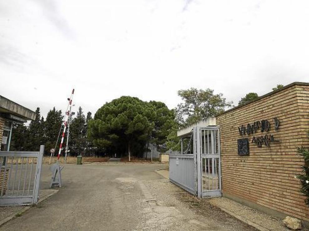 Entrada a la antigua Universidad Laboral, hoy almacén de la DGA.