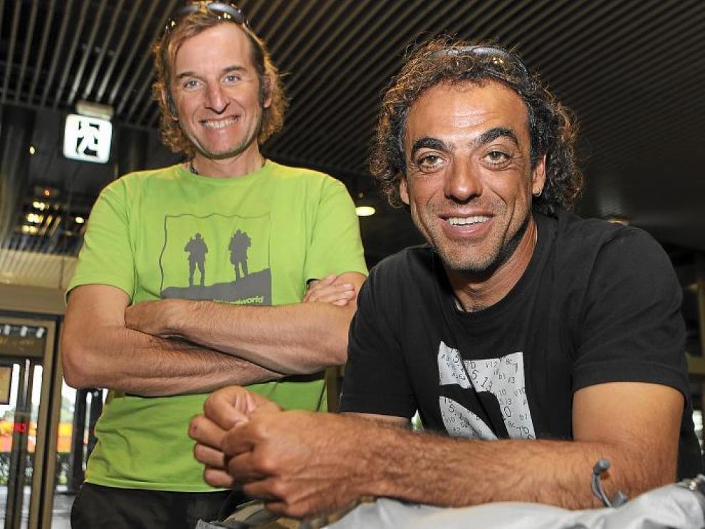 Javier Pérez y Carlos Pauner posan sonrientes ayer en el aeropuerto de Barajas.