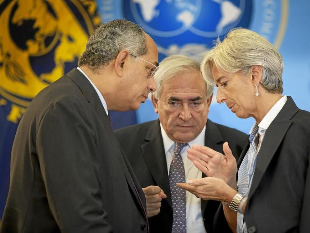 Strauss-Kahn, (c), con el ministro egipcio de Finanzas, Youssef Boutros-Ghali (i) y la ministra francesa, Christine Lagarde (d).