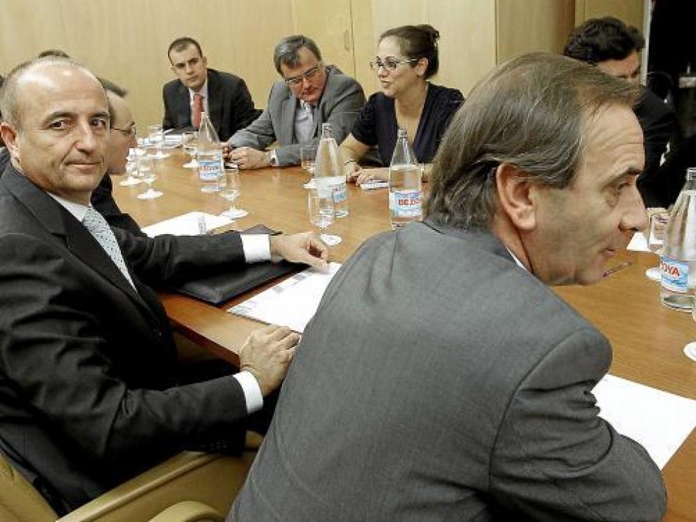 El ministro de Industria, Miguel Sebastián, en su reunión con diputados de provincias afectadas.
