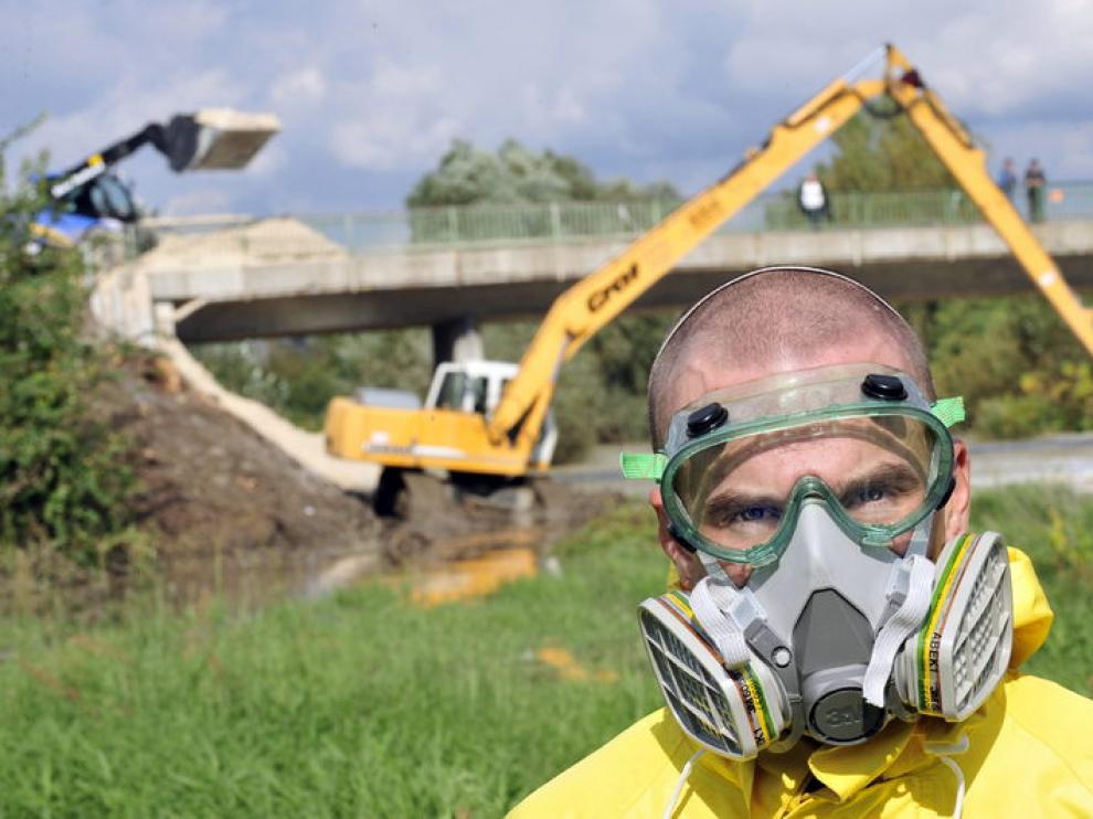 Un activista de Greenpeace analiza el agua contaminada